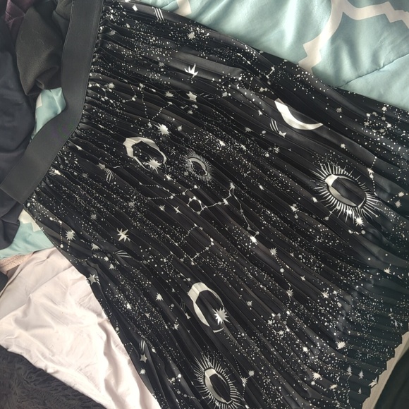 Whimsigoth Constellation Star silky pleated midi skirt, jill size L - Picture 2 of 4